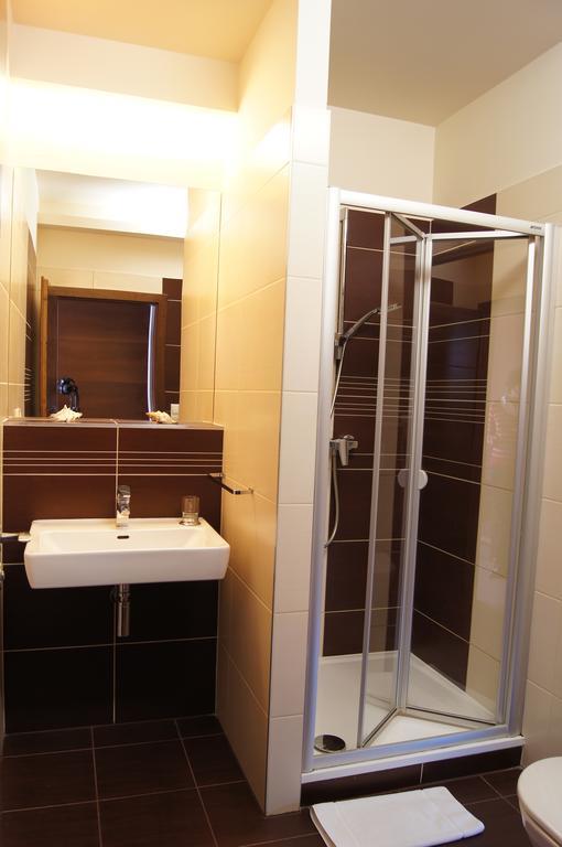 Pension Inspirace A Wellness Self Check-In โคลีน ภายนอก รูปภาพ